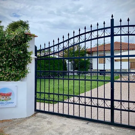 Case de vacanță Garden Summer House